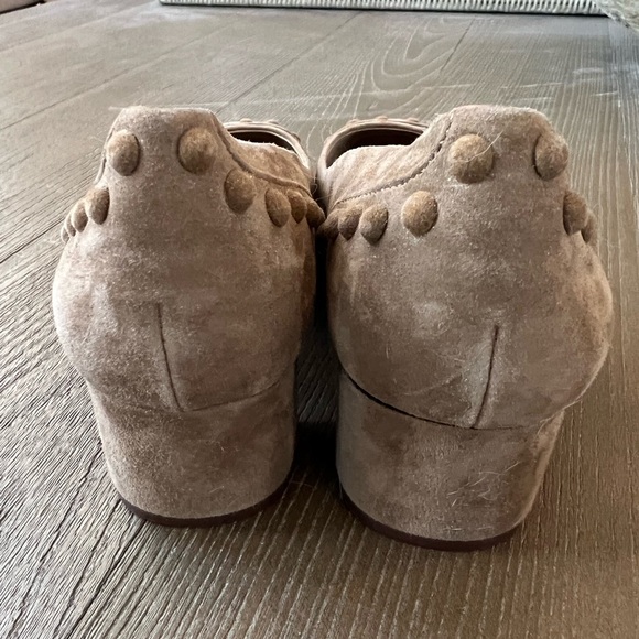 Tory Burch. Tan Suede Low Chunky Heel. Size 8.5. - Picture 4 of 7